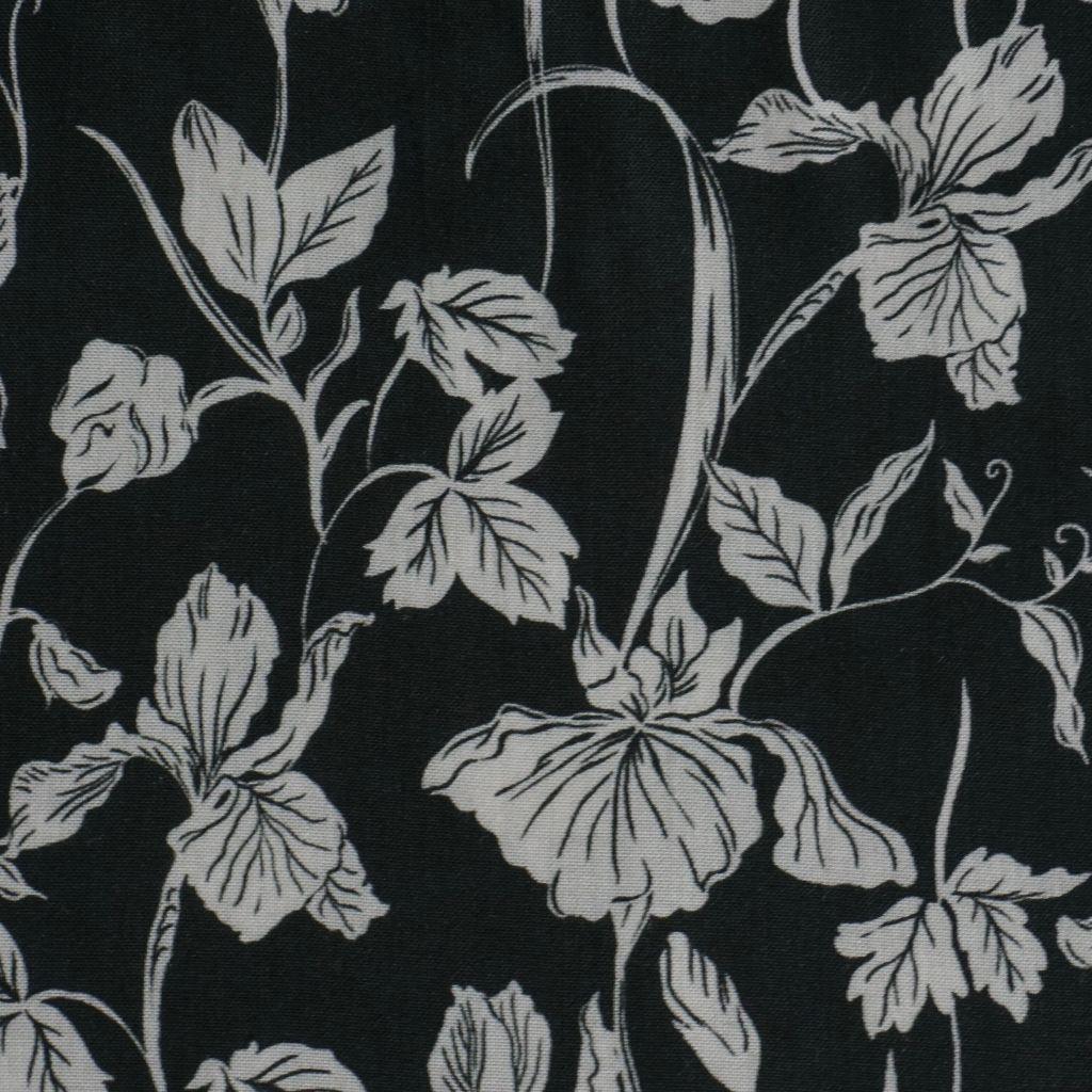 Viskose Lyocell kittweiße Blüten Blätter auf schwarz